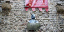 Барельеф Данте Алигьери на стене его дома-музея