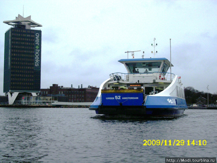 Прогулочный корабль — в заливе, который раньше был морем Амстердам, Нидерланды