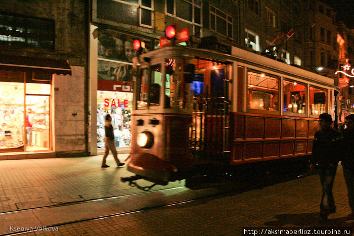 легендарный ретро-трамвай на Истиклаль Стамбул, Турция