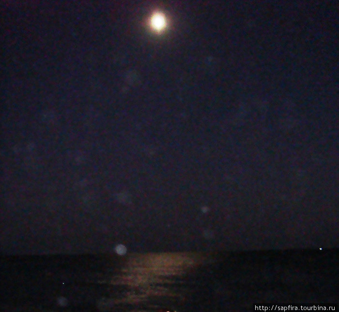 на другой стороне востока океана виден восход луны,а на западе океана заход солнца.просто сразу ни как не сфотографировать.смотрите следующую фотографию с заходом солнца Албуфейра, Португалия