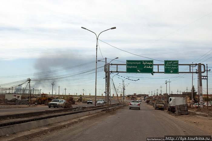 Дорога на Багдад. Видно как там горит нефть. Киркук, Ирак