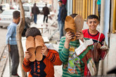 В отличии от Стамбульских детишек, здесь камнями никто не кидается, но ведут себя довольно агрессивно, фотографироваться не любят. Чистильщики обуви.