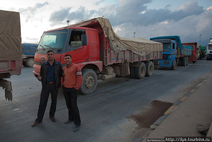На границе огромная очередь турецких грузовиков. Есть DutyFree. Ирак