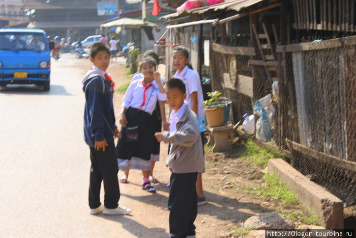 Лаоские пионеры также гордятся своими галстуками Лаос