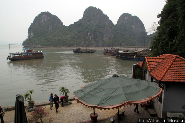 Вид из пещеры Халонг бухта, Вьетнам