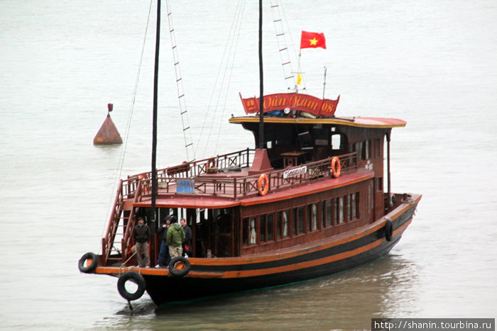 Прогулочное судно под красным флагом Халонг бухта, Вьетнам