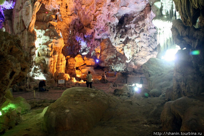 В пещере, вид сверху — от выхода Халонг бухта, Вьетнам