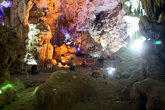 В пещере, вид сверху — от выхода
