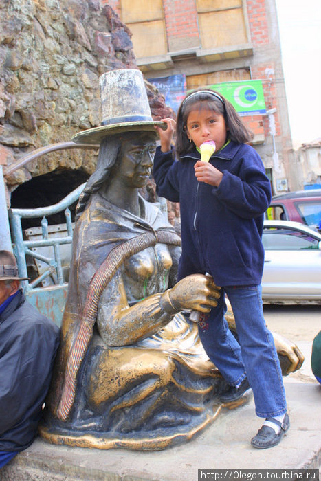 Добрая девочка угощает всех мороженым, памятник тоже сладкого хочет Боливия