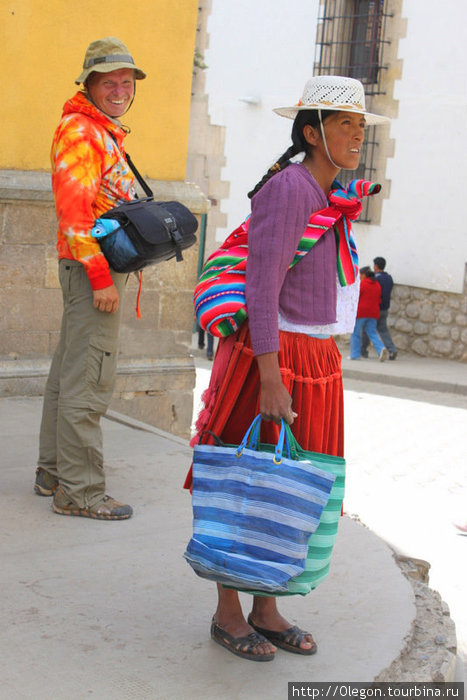 Шанин тоже в яркой одежде, только рюкзак свой в отеле оставил Боливия