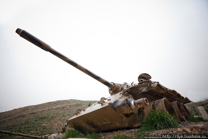 В горах стоят подбитые в 91 году танки Саддама.