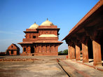 Этот храм был первый что я увидел в Фатехпур-Сикри.