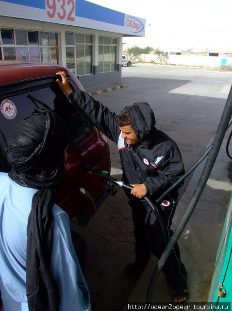 Бензиновый Land Cruiser Мусы потребляет 20 литров на 100 км на трассе, 27 литров на грунтовке и до 40 литров бензина на дюнах... Такой автомобиль можно себе позволить только в Ливии или в США. Ливия