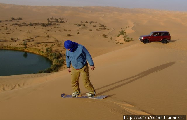 Муса легко «взлетел» на вершину дюны. Ливия