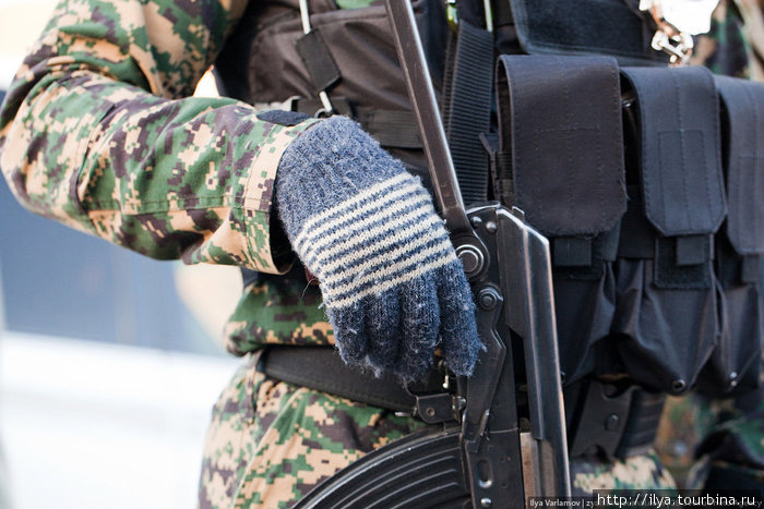 И да, у местных солдат последняя мода — ходить в бабушкиных перчатках. Провинция Басра, Ирак