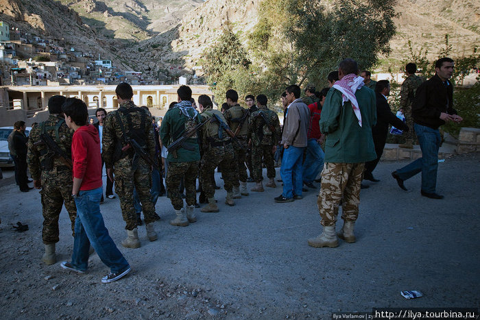 Перед входом на праздник всех обыскивали. Солдаты нервничали и не разрешали снимать. Ирак