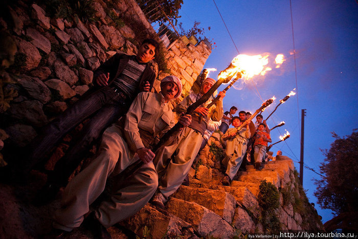 Снимать в таких условиях очень сложно, все носятся с факелами, летят искры. Ирак