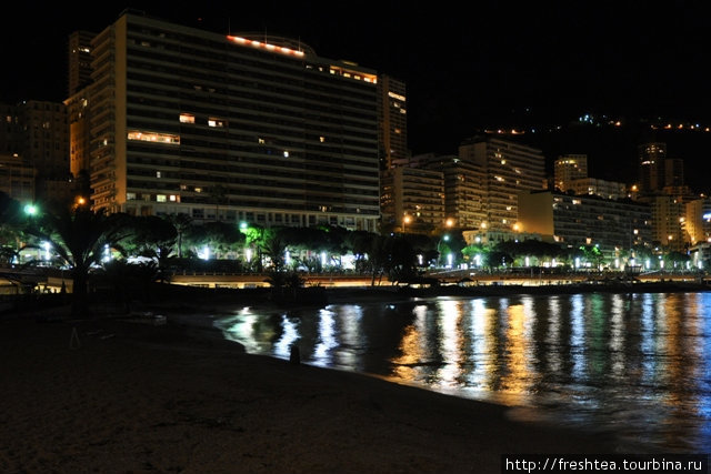 Вид ночью на набережную, куда выходит ресторан Avenue 31. Монте-Карло, Монако