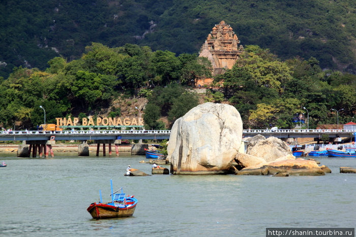Камень-скала у моста перед башнями По Нагар Нячанг, Вьетнам