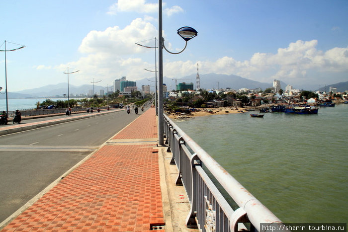 Мост из центра Нячанга в сторону башен По Нагар Нячанг, Вьетнам