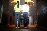 Две вьетнамки молятся