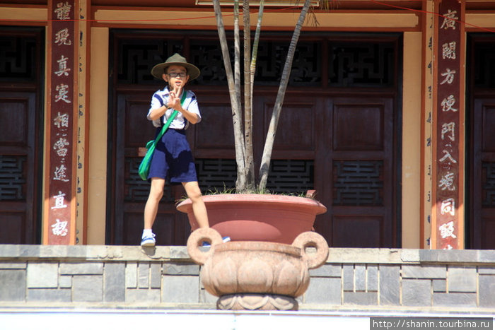 Мальчик у входа в храм Нячанг, Вьетнам