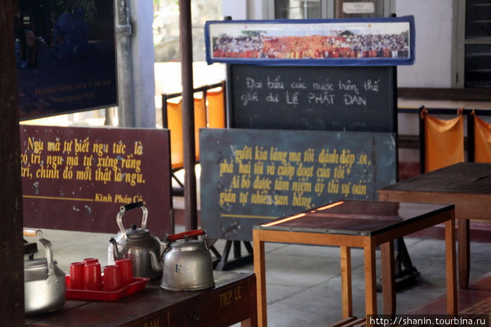 Чайники с питьевой водой — для паломников Нячанг, Вьетнам