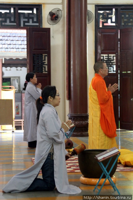 Молитва в храме Нячанг, Вьетнам