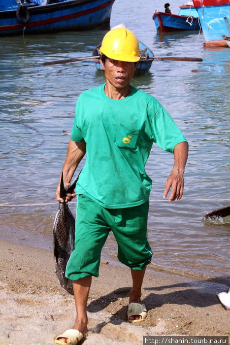 Рыбак с тунцом Нячанг, Вьетнам