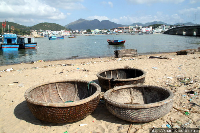 Три лодки на песке Нячанг, Вьетнам