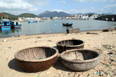 Три лодки на песке