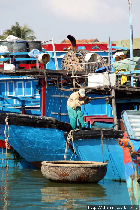 Рыбак и лодка Нячанг, Вьетнам
