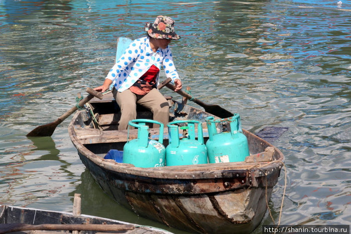 В лодке с газовыми баллонами Нячанг, Вьетнам