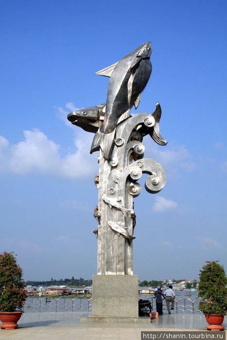 Памятник рыбе на берегу Меконга