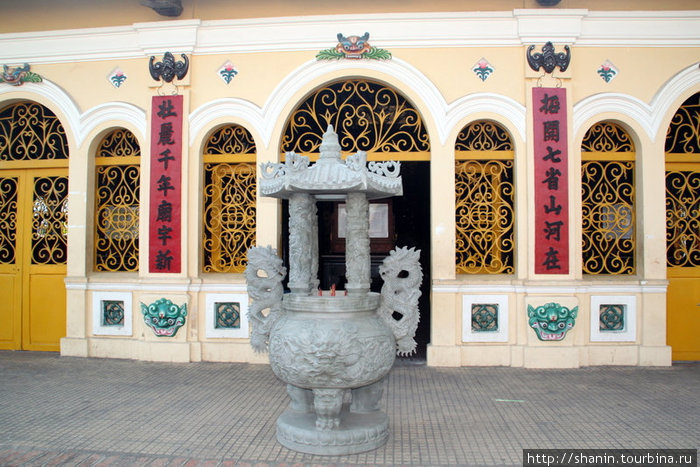 Фасад буддистского храма Тяудок, Вьетнам