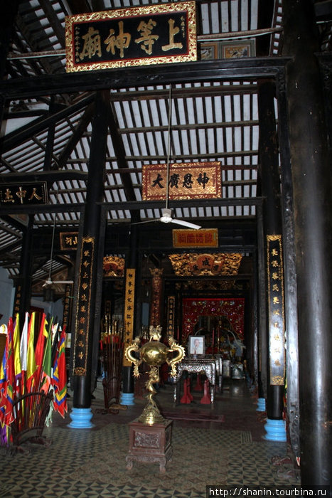 Внутри буддистского храма Тяудок, Вьетнам