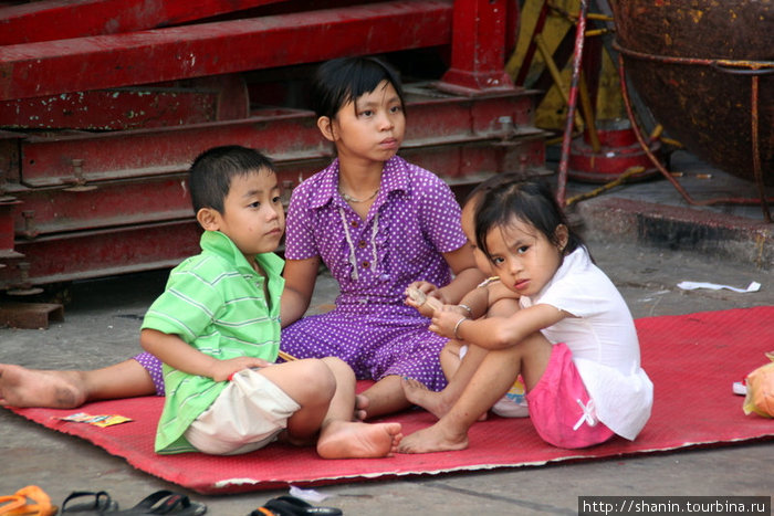 Дети во дворе Тяудок, Вьетнам