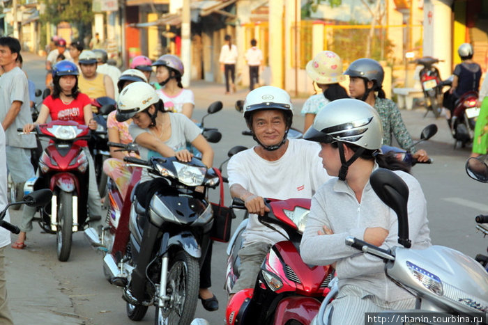 Мотоциклисты в Тяудоке Тяудок, Вьетнам