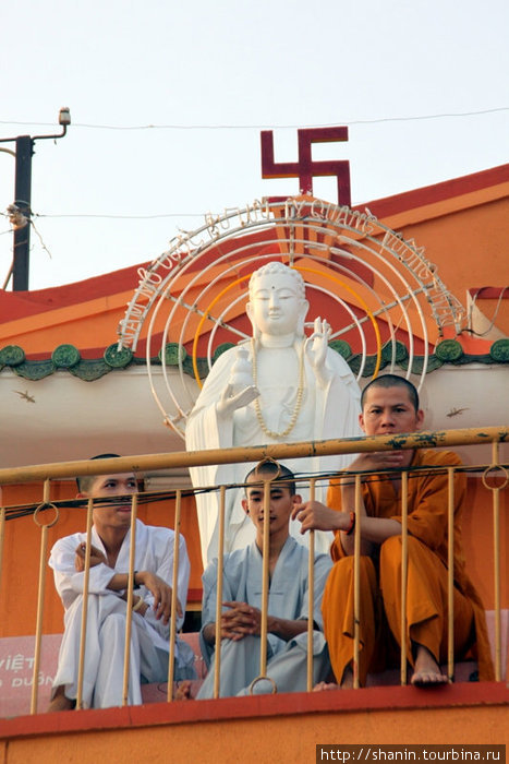 Три монаха на балконе Тяудок, Вьетнам