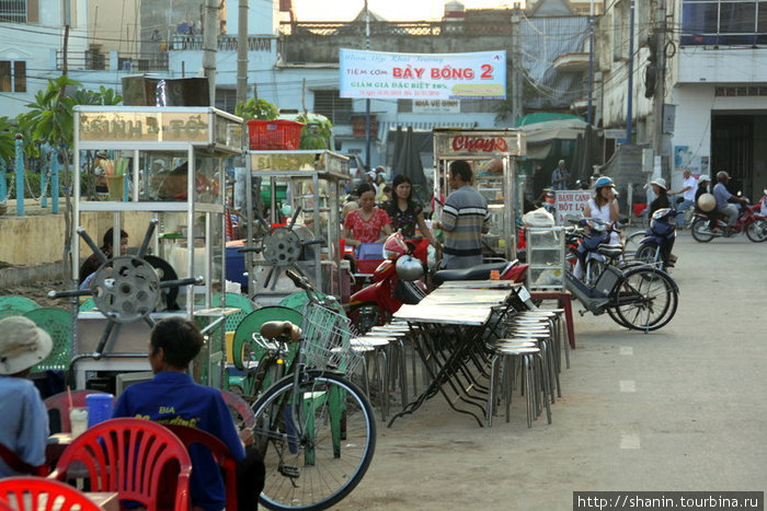 Уличные кухни с прессами для выдавливания сока Тяудок, Вьетнам