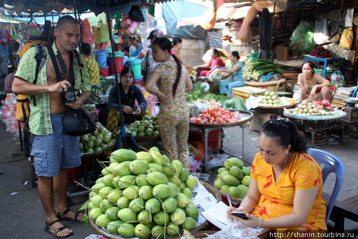 На рынке Тяудок, Вьетнам