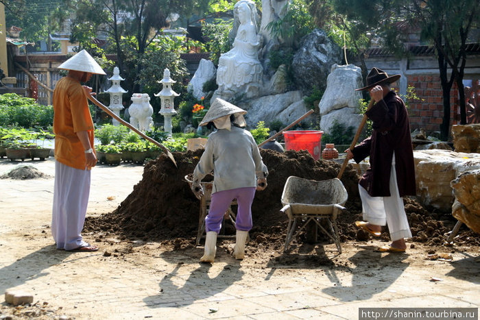 Уборка на территории храма Хойан, Вьетнам