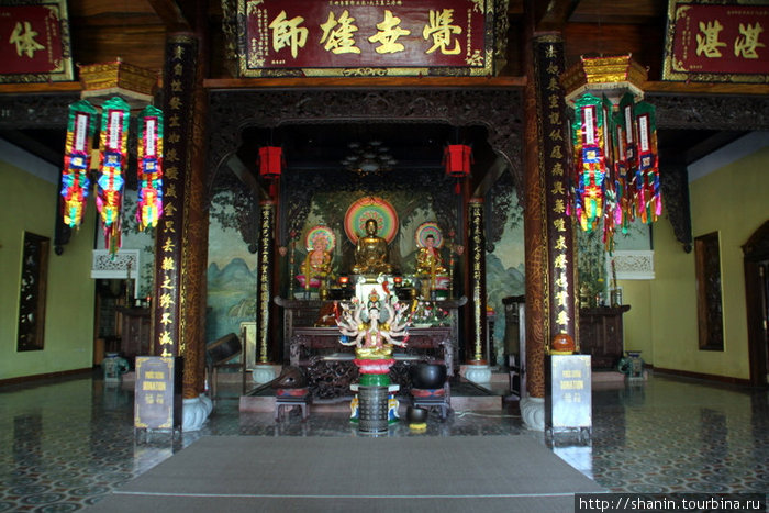 Алтарь в китайском храме Хойан, Вьетнам