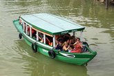 На зеленой лодке по реке — развлечение для туристов
