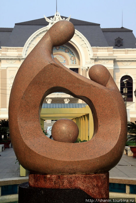 Скульптура у здания Оперы Хошимин, Вьетнам