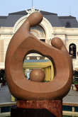 Скульптура у здания Оперы