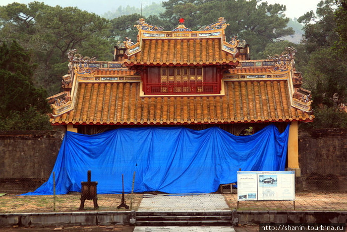 Идет реставрация входных ворот Хюэ, Вьетнам