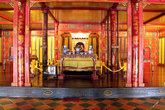 Внутри императорского павильона. Желтый — императорский цвет