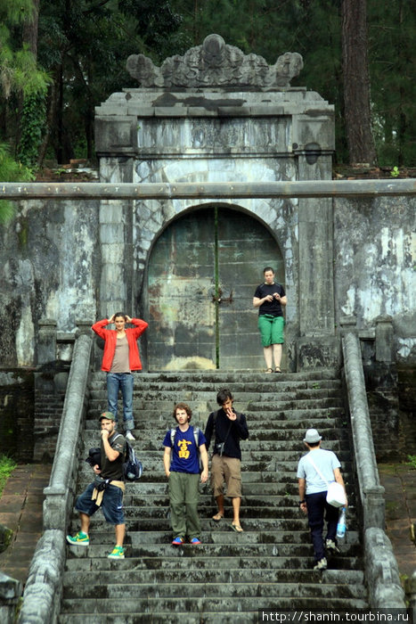 Туристы на ступенях Хюэ, Вьетнам
