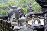 Слон, конь и чиновник — стандартные элементы украшения внутреннего двора любой императорской гробницы